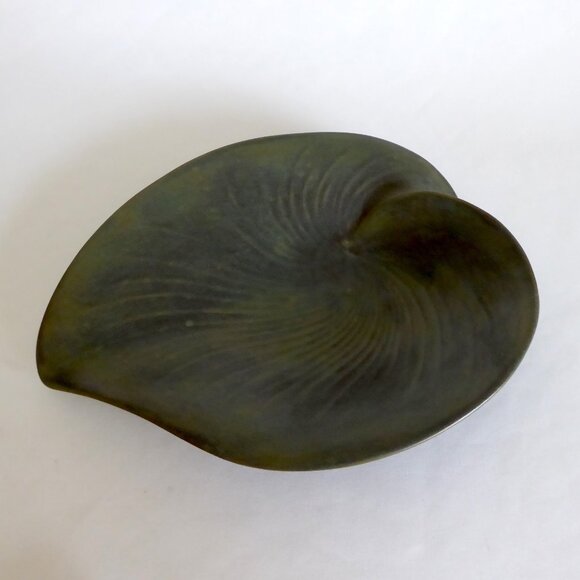 VINTAGE ART NOUVEAU HANDCRAFTED SCULPTED CERAMIC GREEN LEAF PLATE PLATTER - Picture 2 of 12